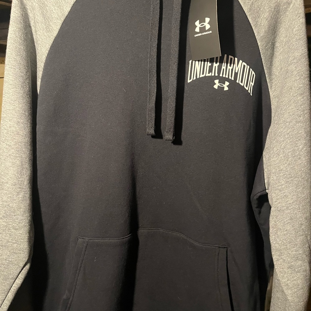 Under Armour Men’s Rival Wordmark Colorblock Hoddie.